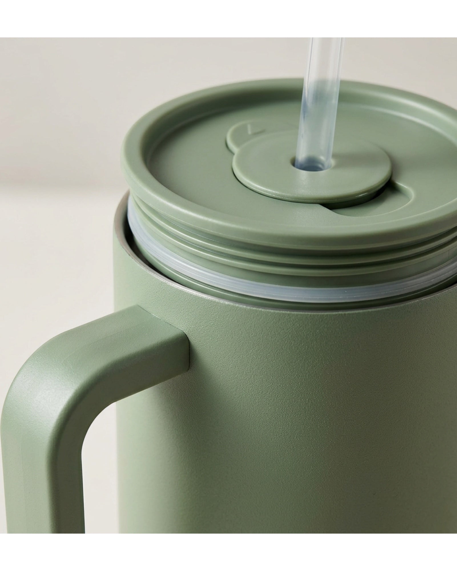 Ozkv Insulated Handle Tumbler with Straw 900 ml Sage - Detail view
